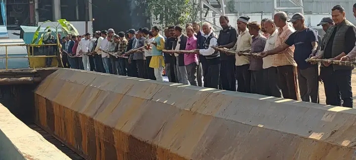 जएचवी सुगर मिल के डोंगा का हुआ पूजन 4 दिसम्बर2025 से शुरू होगा गन्ने की पेराई।