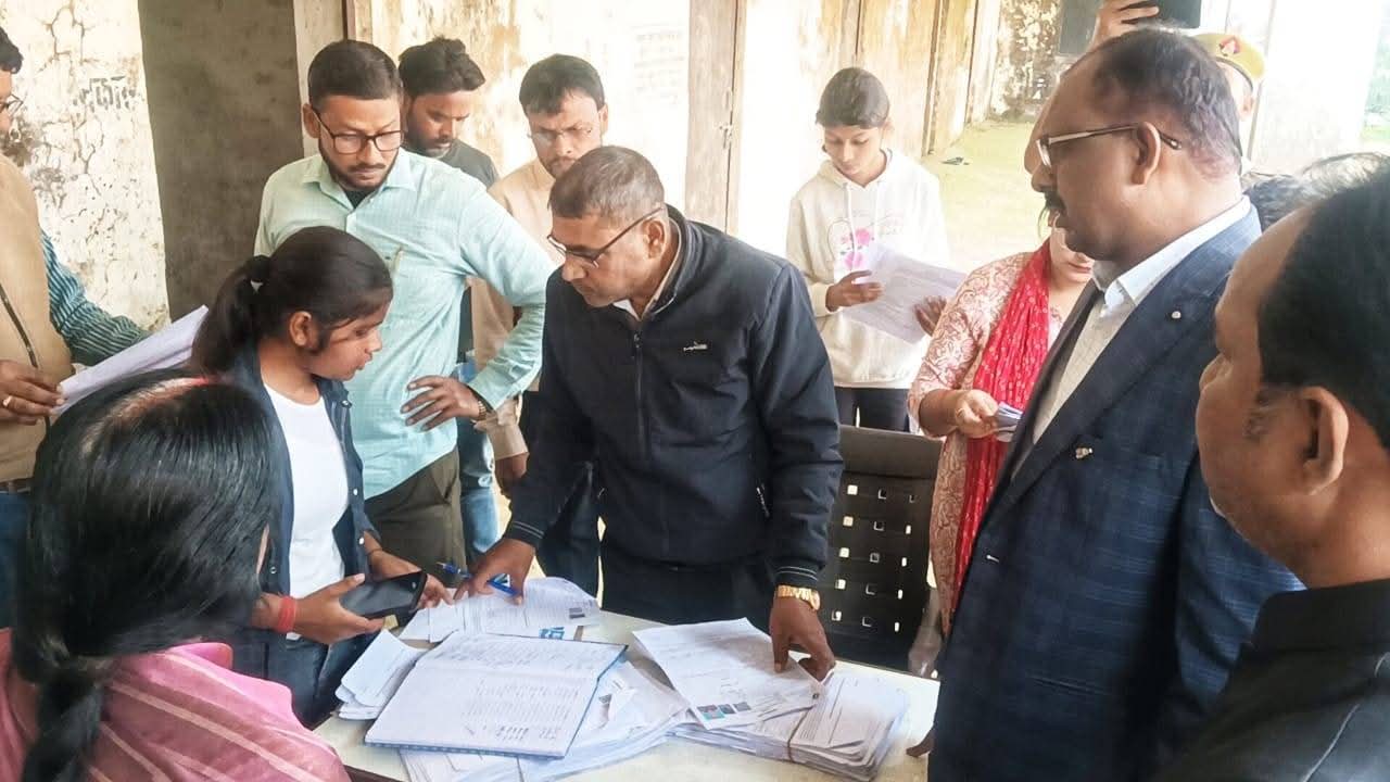 जिलाधिकारी महराजगंज द्वारा तहसील सदर के सिविल लाइंस कॉलोनी में संचालित एसआईआर अभियान का किया गया स्थलीय निरीक्षण