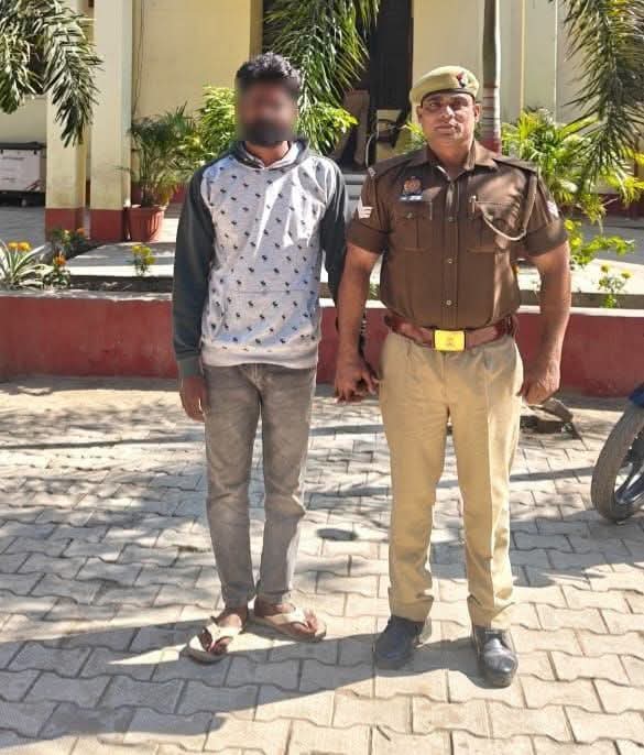 निचलौल पुलिस की टीम ने न्यायालय से अनुपस्थिति चल रहे आरोपी को दबोचा