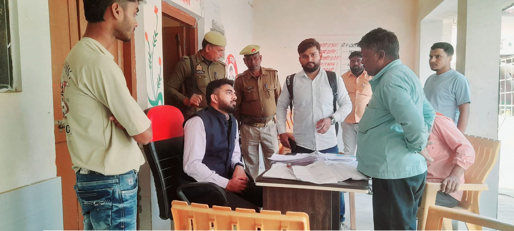 उपजिलाधिकारी निचलौल सिद्धार्थ गुप्ता द्वारा राजस्व कर्मियों के साथ शुक्रवार को शहर से लेकर ग्रामीण क्षेत्रों तक पहुंच लोगों को एसआईआर के प्रति किया गया जागरूक।