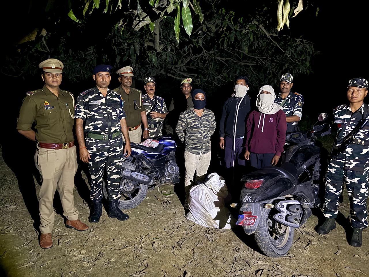 नेपाल सीमा पर अवैध नशीली दवाओं की तस्करी में तीन अभियुक्त गिरफ्तार, भारी मात्रा में प्रतिबंधित इंजेक्शन, कैप्सूल, टैबलेट्स, नेपाली एवं भारतीय मुद्रा तथा दो मोटरसाइकिलें बरामद