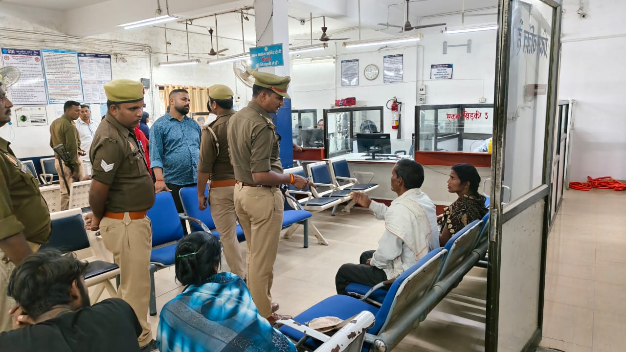 प्रदेश स्तर से प्राप्त हाई अलर्ट के अनुपालन में जनपद महराजगंज में भारत-नेपाल सीमा पर अभूतपूर्व सतर्कता बरती जा रही है।