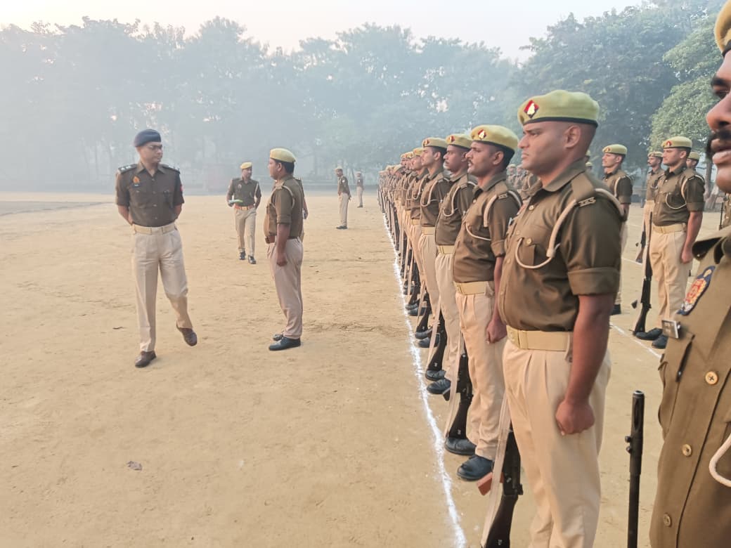 अपर पुलिस अधीक्षक महराजगंज द्वारा रिजर्व पुलिस लाइन परेड ग्राउंड पर किया गया मंगलवार की परेड ,यू0पी0 112 वाहनों, क्वार्टर गार्द,आरक्षी बैरक, भोजनालय, शौचालय, रेडियो शाखा,112 कंट्रोल रूम, एमटी शाखा,डीसीआर कक्ष, स्टोर रूम,अर्दली रूम आदि का किया गया निरीक्षण