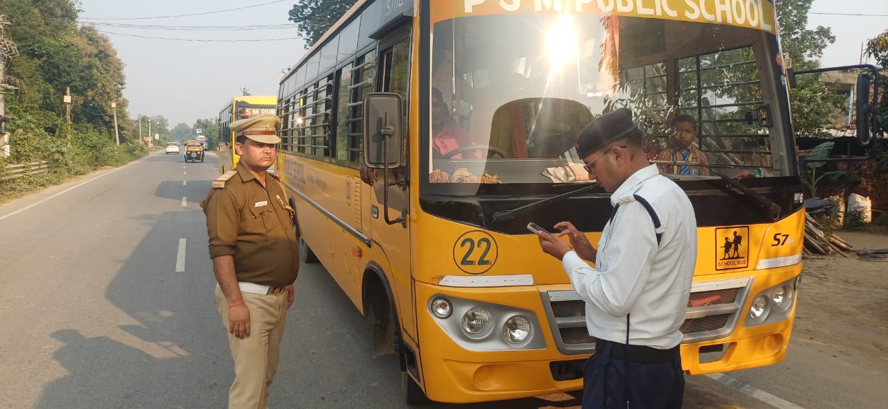 यातायात जागरुकता बढ़ाने हेतु यातायात पुलिस द्वारा जनपद महराजगंज के कस्बा निचलौल में जागरूकता अभियान कर लोगों को जागरुक किया गया।