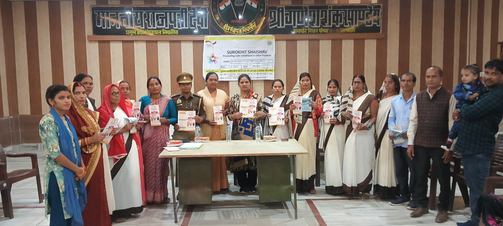 निचलौल में आशा एवं आंगनबाड़ी महिला कार्यकत्रियों को महिला सुरक्षा एवं सशक्तिकरण के बारे में किया गया जागरूक।