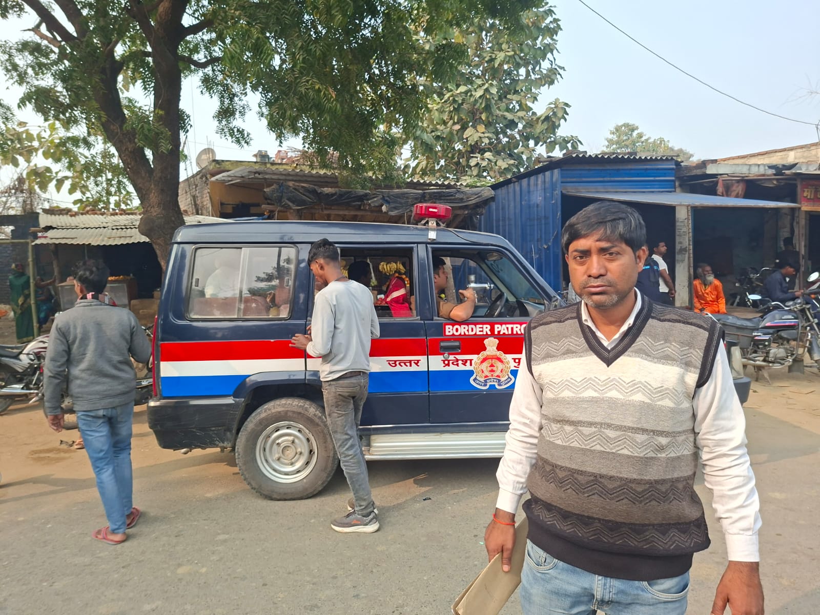 निचलौल तहसील प्रशासन ने मंदिर की भूमि से हटावाया अतिक्रमण