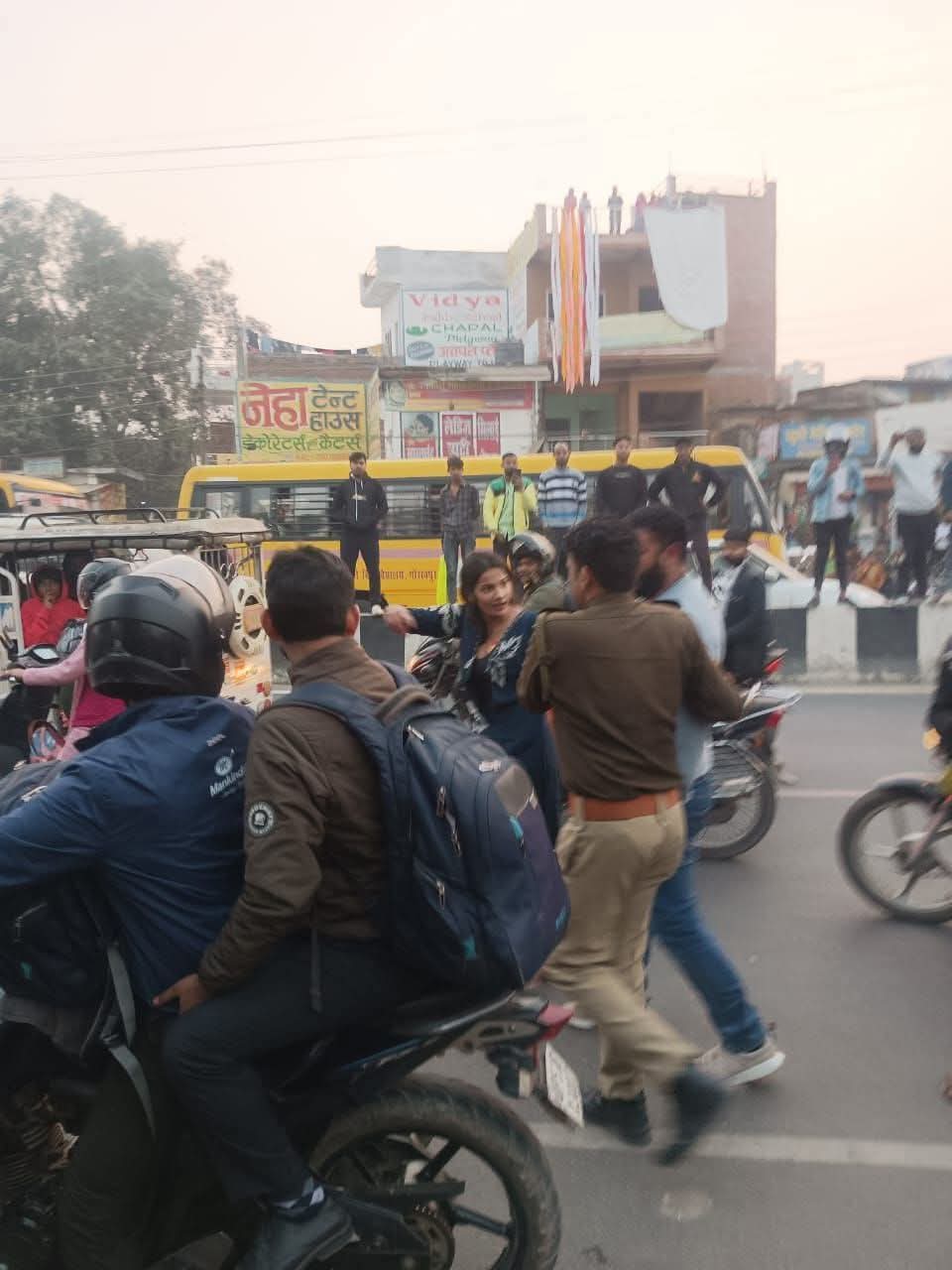 गोरखपुर कैंट क्षेत्र में चली गोली,एक युवक घायल, युवती समेत दो आरोपी हिरासत में।