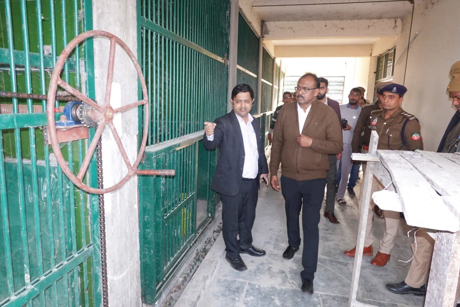 जिलाधिकारी महराजगंज द्वारा किया गया लेपर्ड रेस्क्यू सेंटर का निरीक्षण।