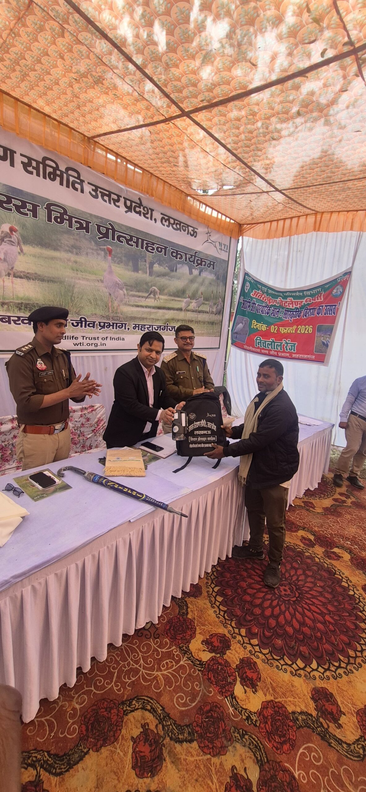 विश्व आर्द्रभूमि दिवस के अवसर पर सारस का घोसला बचाने वाले किसानों को किया गया सम्मानित।