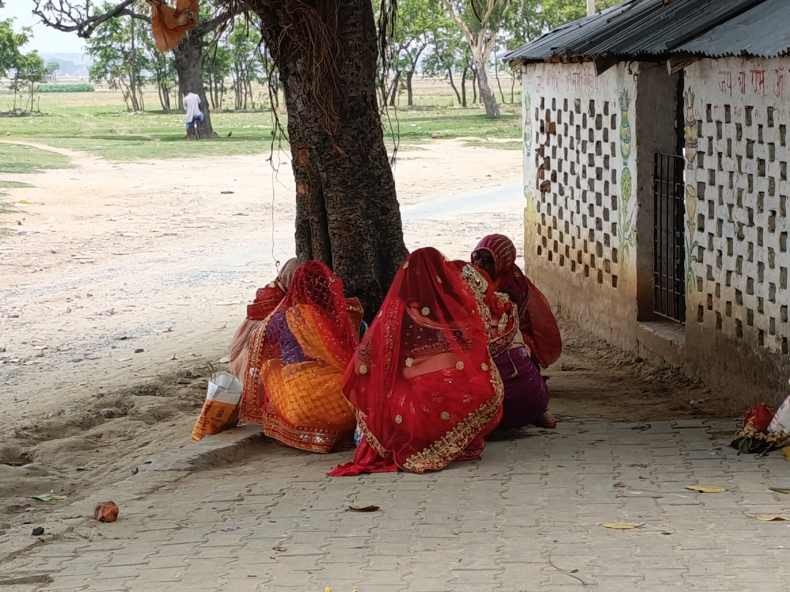 पति की लम्बी आयु के लिए सुहागिनों ने किया वटवृक्ष का पूजा।