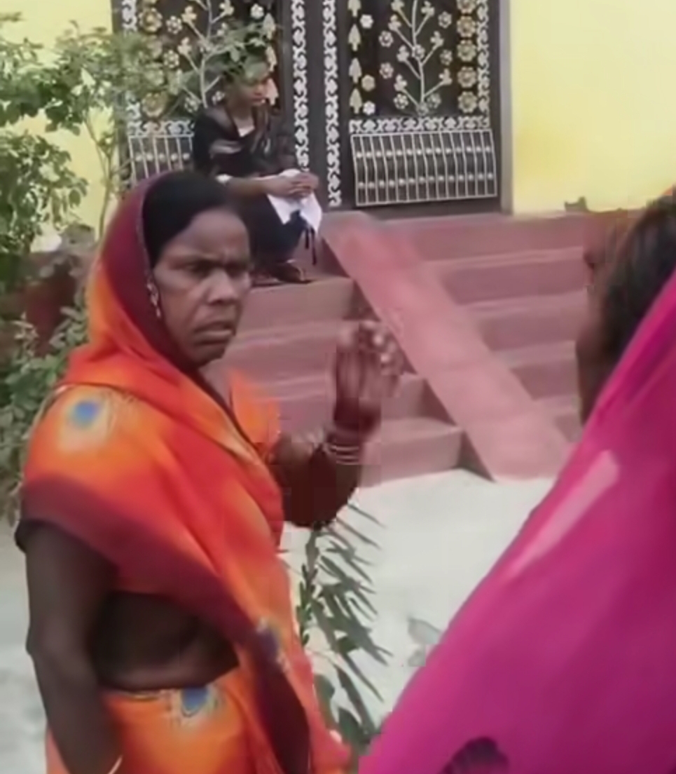 शादी के 5 दिन बाद प्रेमी के घर पहुंची युवती, शादी की मांग को लेकर दरवाजे पर धरने पर बैठी