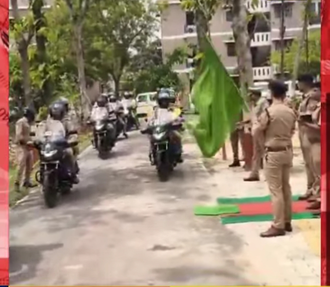 पुलिस अधीक्षक महराजगंज ने यूपी112के नवीन दोपहिया वाहन को हरी झंडी दिखाकर किया रवाना।