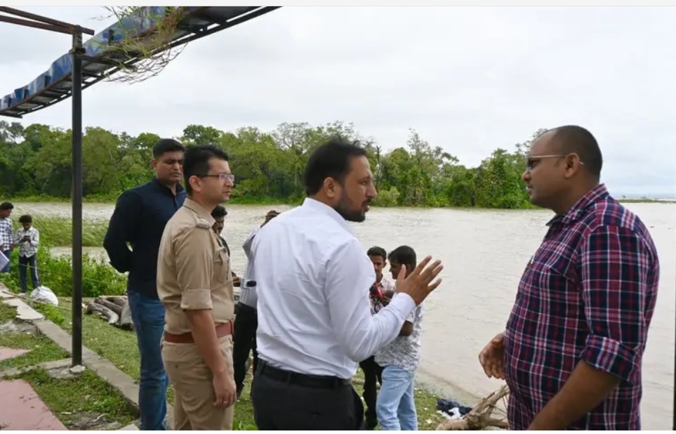 बाढ़ के संभावित खतरे को लेकर प्रशासन अलर्ट, डीएम-एसपी ने संवेदनशील क्षेत्रों का किया निरीक्षण